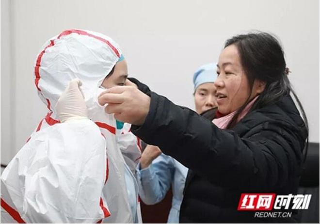 将赴武汉支援的医护人员学习各种防护用品的使用规范和技巧.